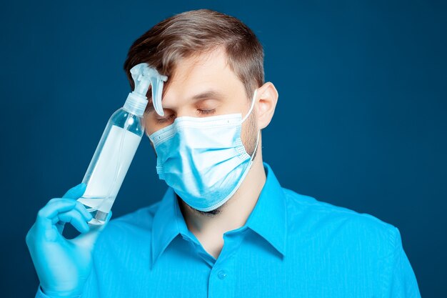 Désinfectant pour les mains entre les mains du médecin.