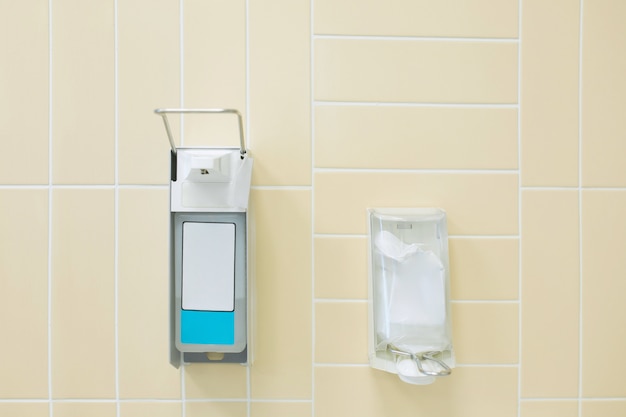 Désinfectant pour les mains sur le mur à l'hôpital.