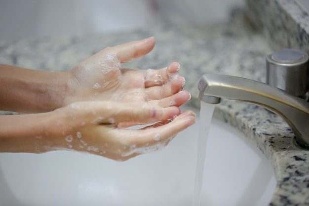 La désinfection des mains au robinet empêche le covid19