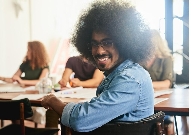 Désireux de commencer la journée créative Photo recadrée de collègues créatifs ayant une réunion dans un bureau moderne