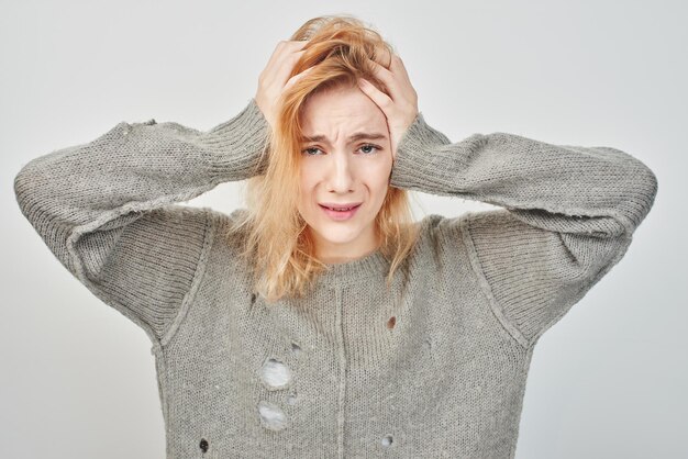 Désordre mental. Fille triste dans une dépression sur fond blanc.