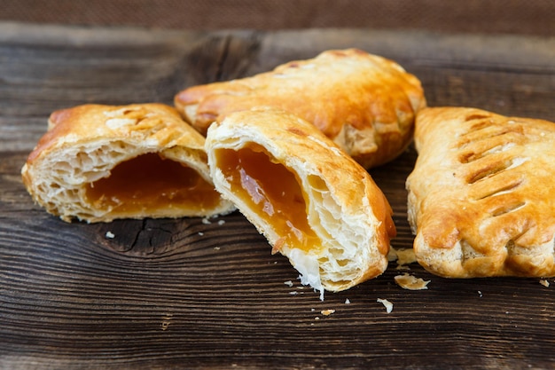 Dessert d'abricot frais sur planche de bois