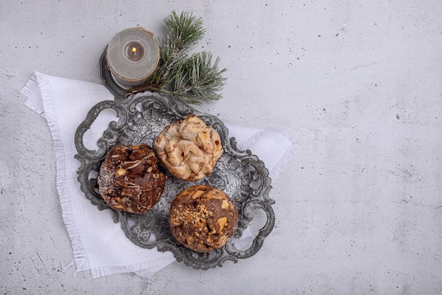 Dessert allemand de Noël Schneeballen sur un plateau vintage sur fond clair vue de dessus