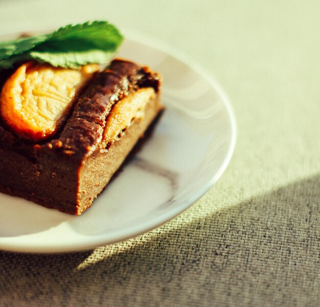 Dessert au brownie au chocolat avec des fruits et de la menthe recette des aliments sucrés dans un restaurant à l'extérieur en été