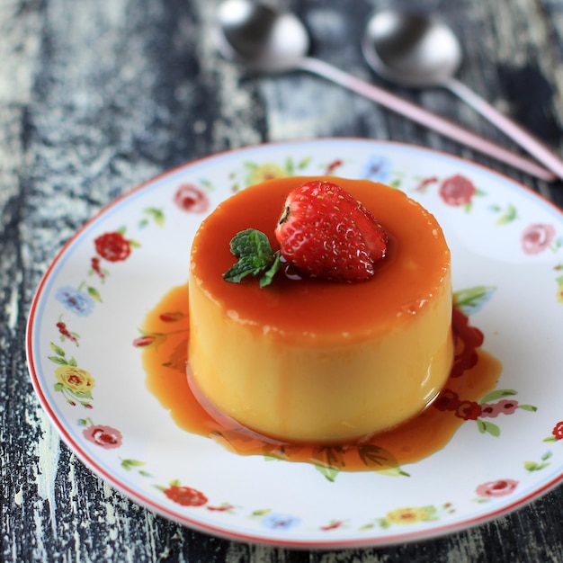 Dessert au caramel fait maison avec garniture aux fraises. Copier l'espace pour le texte