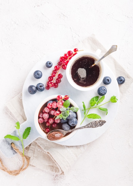 Dessert au chocolat avec des baies