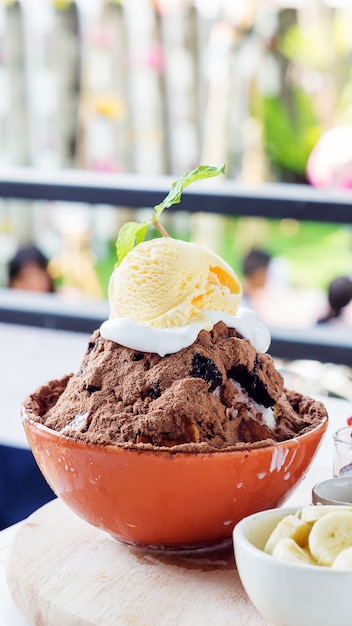 Dessert au chocolat Bingsu, crème glacée et fruits.