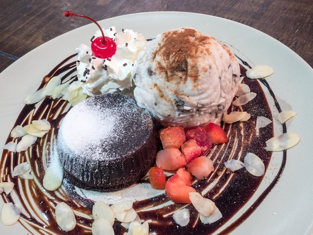 Dessert au chocolat avec crème glacée