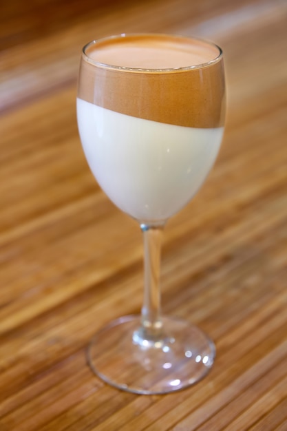 Dessert au chocolat crémeux dans un verre