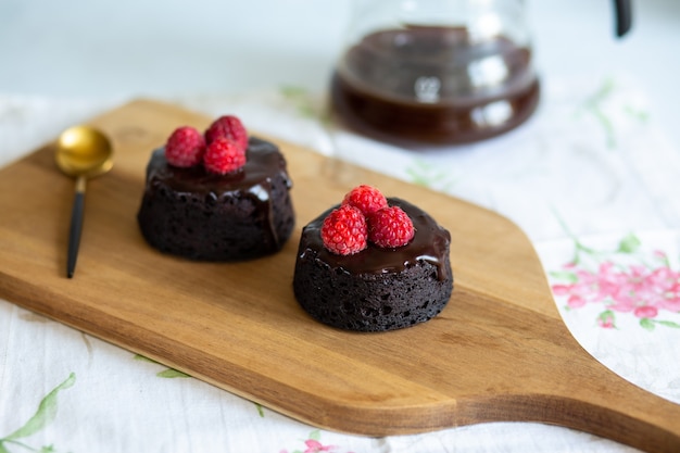 dessert au chocolat avec glaçage sans danger pour la santéun dessert sain sans sucre ni farine