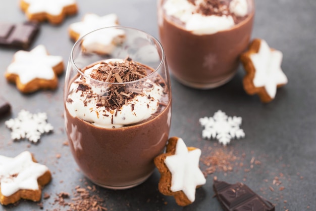 Photo dessert au chocolat de noël servi dans un verre