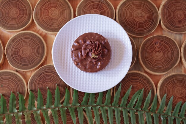 Dessert au chocolat vue de dessus avec des noix