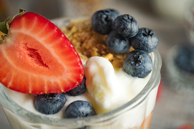 Photo dessert au lait avec des fraises et des myrtilles se bouchent