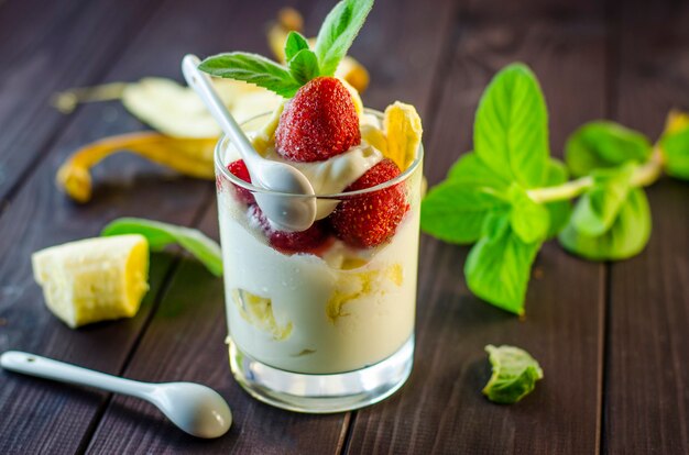 Dessert au lait avec gros plan fraise et banane