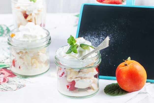 Dessert au merengue et aux fruits rouges