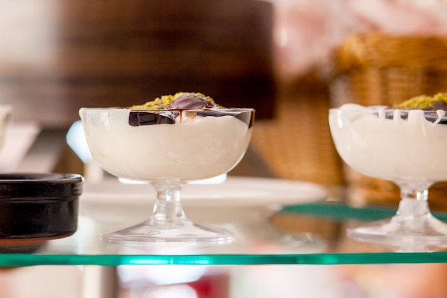 Dessert au pudding dans un bol de crème Table de desserts dans un hôtel turc Divers gâteaux et sucreries au buffet