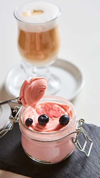 Dessert au yaourt aux fraises fraîches dans une mise au point sélective en verre