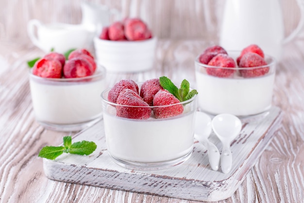 Dessert au yogourt avec des fraises surgelées sur la table