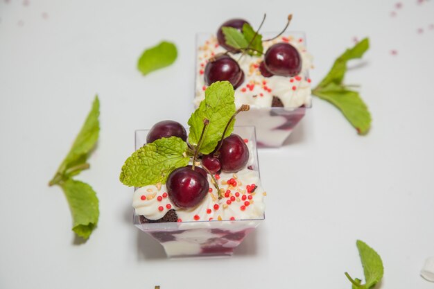 Dessert aux cerises et à la menthe