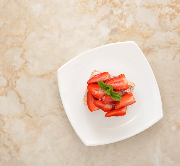 Dessert aux fraises - les biscuits belges et les fraises tranchées