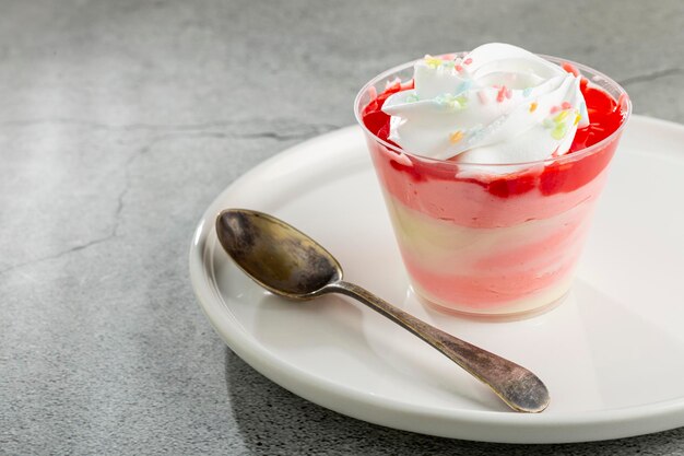 Dessert aux fraises dans le pot