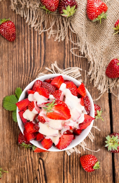 Dessert aux fraises avec sauce à la vanille