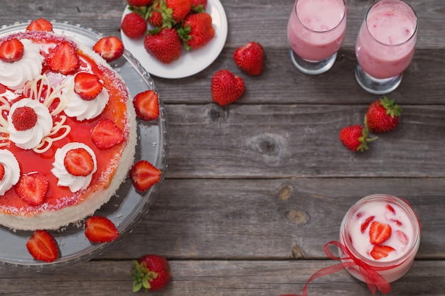 Dessert aux fraises sur table en bois