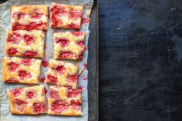 dessert aux fraises tarte sucrée biscuit tarte aux baies plat sur la table repas sain collation copie espace