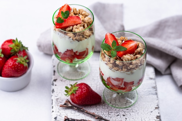 Dessert aux fraises, yogourt et granola