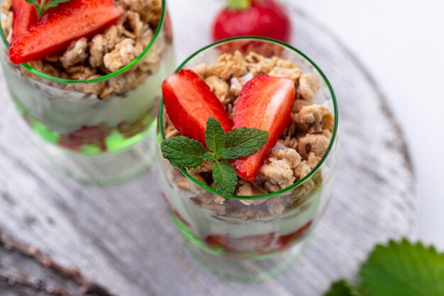 Dessert aux fraises, yogourt et granola