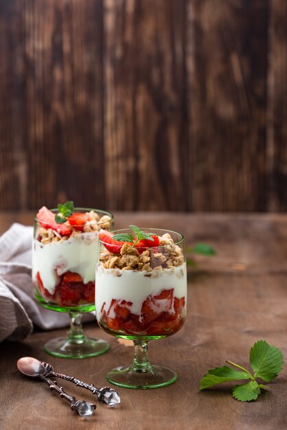 Dessert aux fraises, yogourt et granola