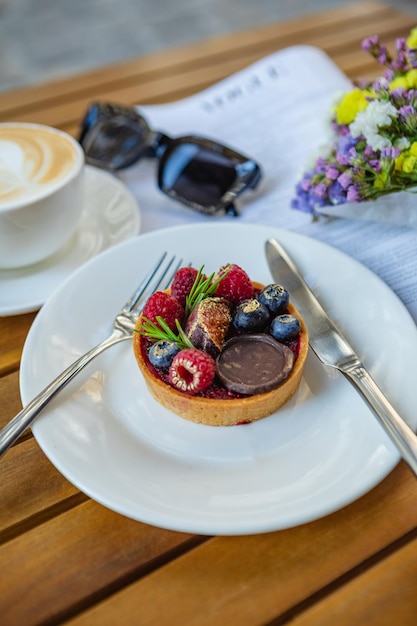 Dessert aux framboises et myrtilles sur une assiette