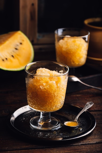 Dessert aux fruits d'été avec pastèque jaune