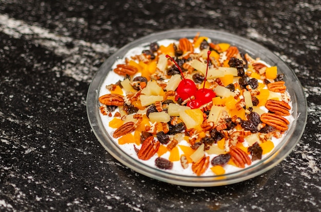 Dessert aux noix sur une assiette isolée très colorée de table texturée