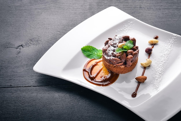 Dessert aux noix avec caramel Vue de dessus Espace libre pour le texte Sur un fond en bois