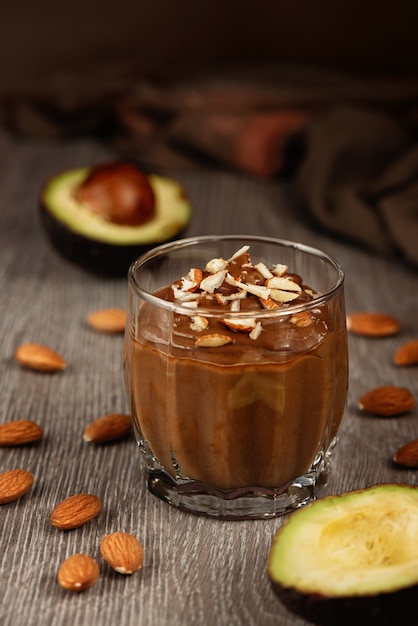 Dessert à l'avocat au cacao dans un verre