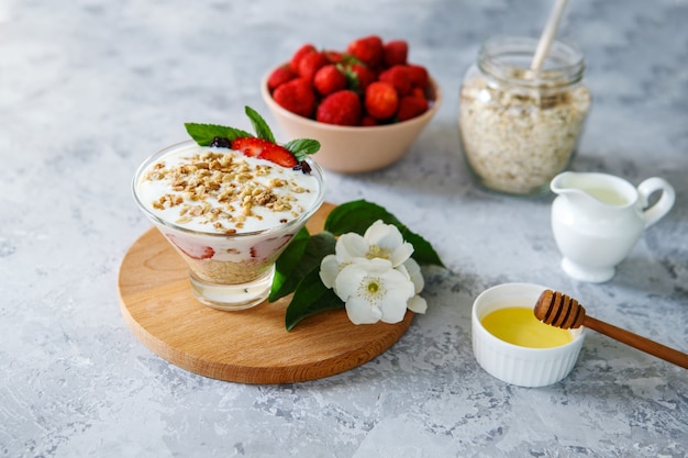 Dessert à l'avoine avec des fraises fraîches