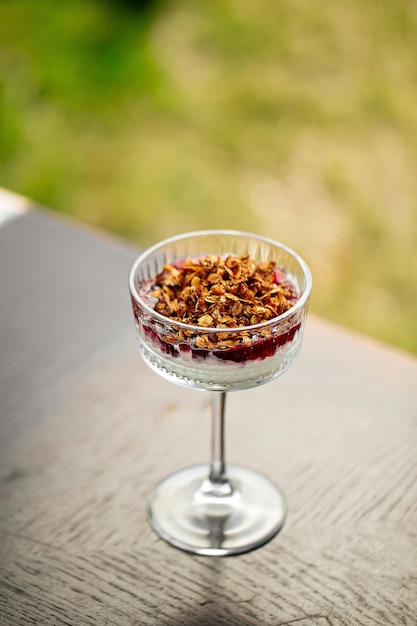 Dessert de bagatelle aux baies granola dans un verre fantaisie