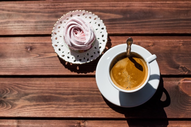 Dessert bio fait maison, composé de purée de fruits et de baies, de zéphyr ou de guimauve avec une tasse de café isolée. Concept romantique bonjour. Espace copie