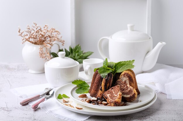 Photo dessert biscuit au chocolat sur un plat blanc sur fond blanc