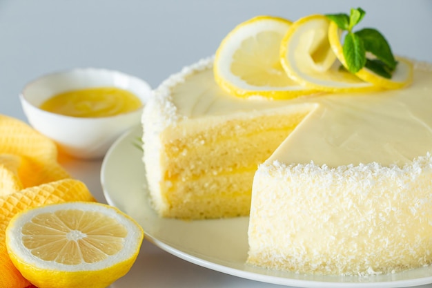 Dessert biscuit au citron décoré de flocons de noix de coco Gâteau délicat au fromage à la crème blanc