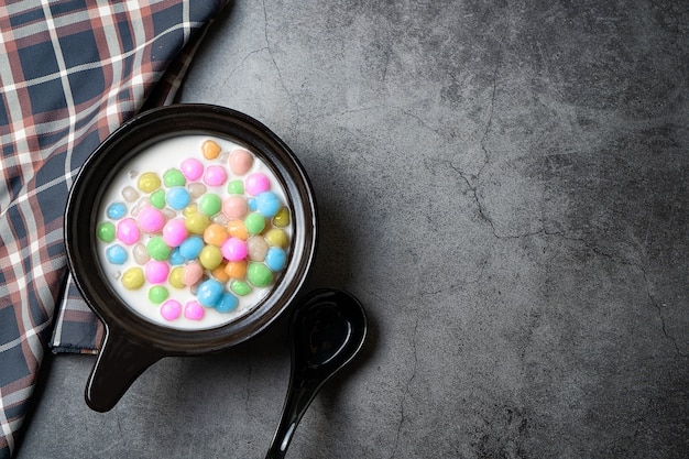 Photo le dessert. boule de farine de lait de coco colorée, call bua loi