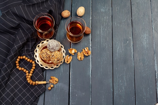 Dessert de boules de noix servi avec du café sur une table en bois foncé, vue du dessus