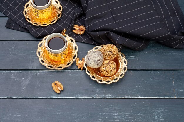 Dessert de boules de noix servi avec du café sur une table en bois foncé