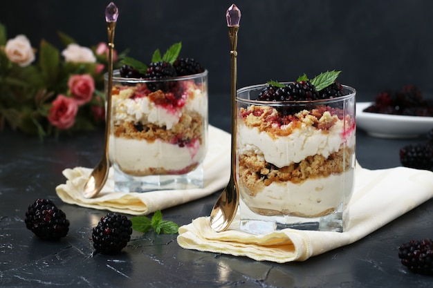 Dessert caillé aux mûres et biscuits en verre