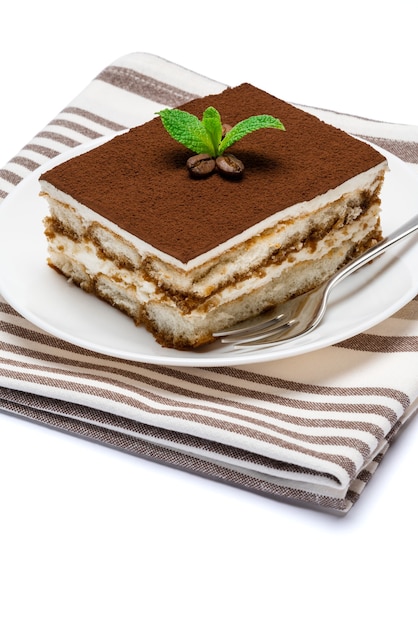 Dessert carré traditionnel italien Tiramisu portion sur plaque en céramique isolé