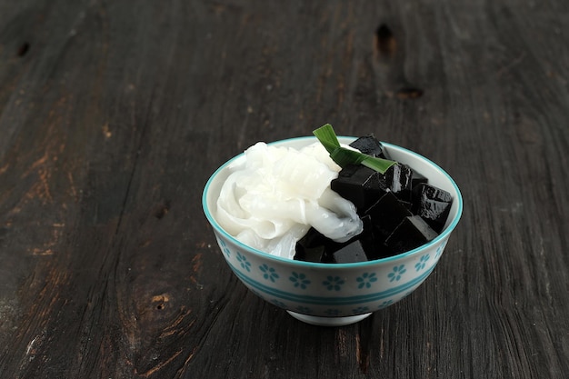 Dessert chinois Gelée d'herbe noire avec viande de noix de coco râpée