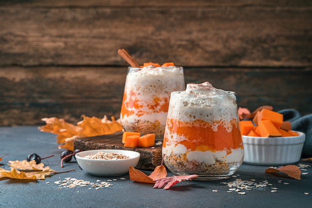 Dessert à la citrouille avec crème et flocons d'avoine sur fond d'automne