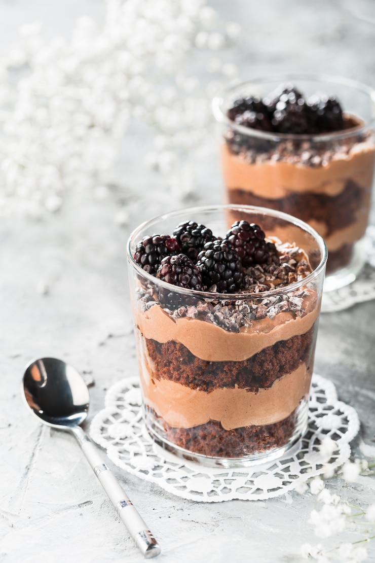 Photo dessert en couches au chocolat dans un verre de mûres