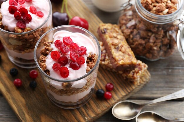 Photo dessert en couches sain avec muesli et baies sur table